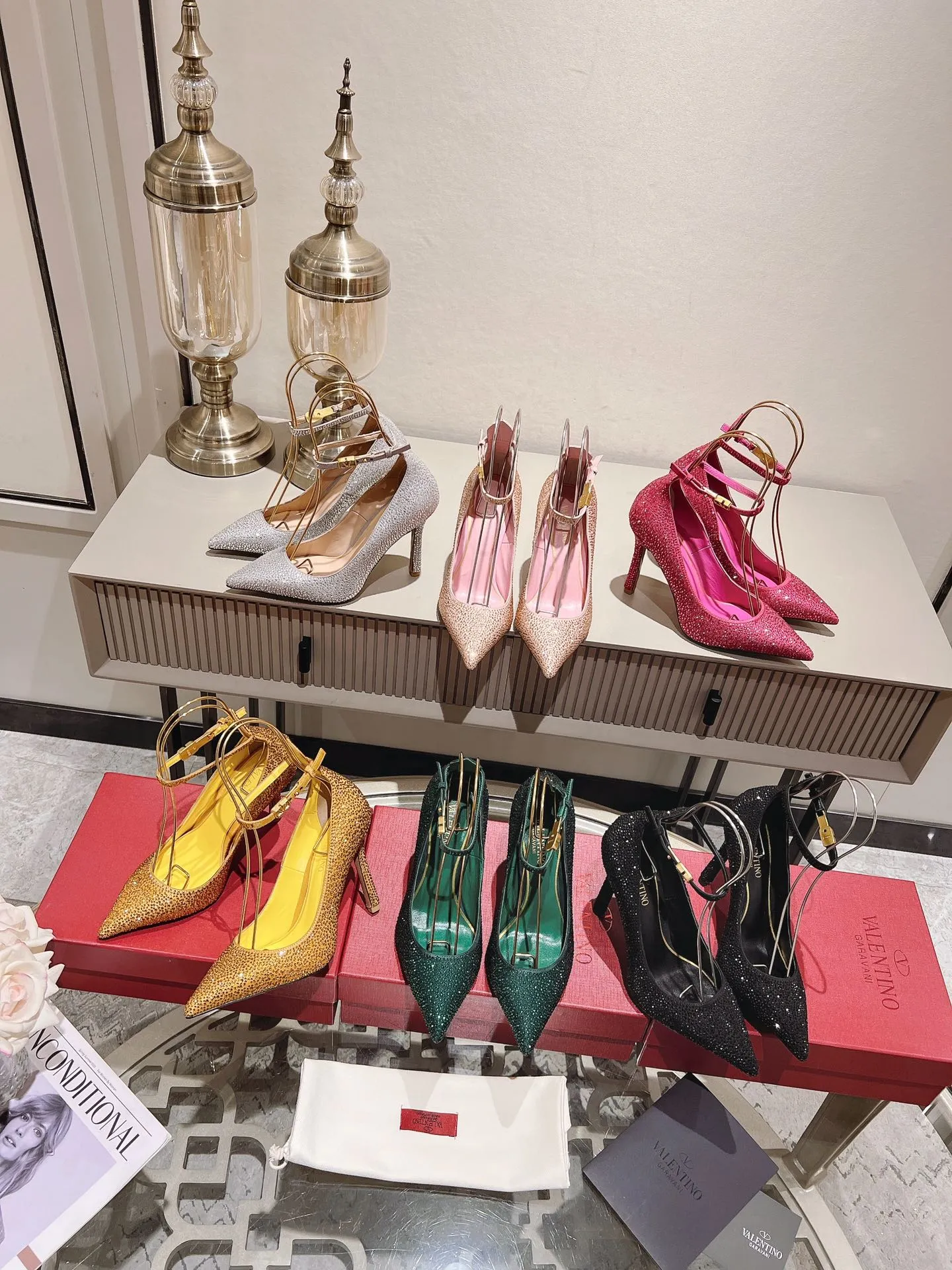 👟👟Ex-factory price 500👟👟 Genuine leather sole +40 Top version 𝑉𝐴𝐿𝐸𝑁𝑇𝐼𝑁𝑂 Valentino new spring and summer women's 6⃣️color "Czech Diamond💎" full diamond shoes The unique [V’s handcrafted diamond production] brings out a full sense of high-end, and the new season will live up to expectations! Worth buying★Absolutely high-grade❥Original method, Absolutely sensual❥Elegant style, creating a different feeling, simple and elegant style!  Code number: 35-41 (34-42 customized, non-returnable) Lining: Sheepskin lining Heel height: 10cm Leather outsole Rubber outsole